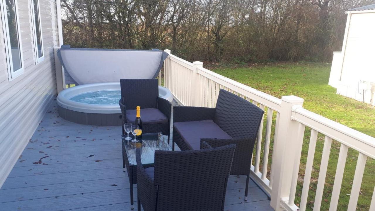 Ksr Hot Tub Holiday Home At Tattershall Lakes מראה חיצוני תמונה